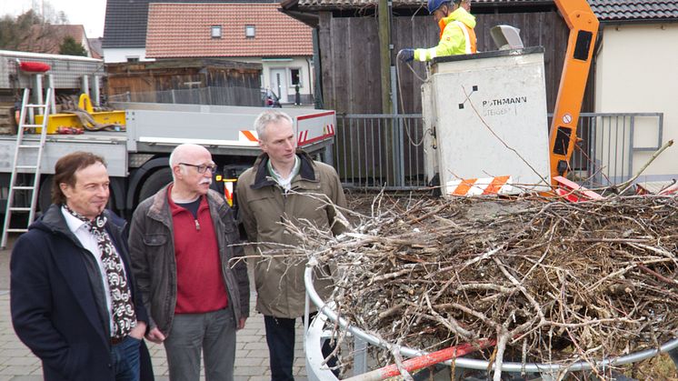 LVN sichert Storchennest in Zusmarshausen-Steinekirch: Bürgermeister Bernhard Uhl, Anton Burnhauser, Storchenexperte vom Weißstorch-Betreuer-Netzwerk Bayerisch-Schwaben und Walter Albrecht, Leiter LEW-Kommunalmanagement waren dabei vor Ort (v.l.n.r.)