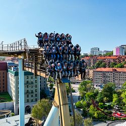 Seniorer slog världsrekord på Liseberg: högsta snittåldern i ett berg- och dalbaneåk