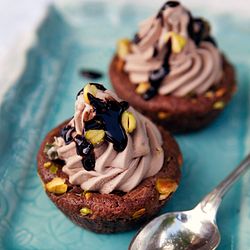 Muffins med chokolade softice og pistacienødder
