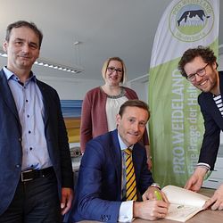 Kasper Thormod Nielsen, Arla Foods, unterzeichnete die Weidecharta von PRO WEIDELAND im Beisein von (von links) Dr. Arno Krause, Grünlandzentrum, Arla Landwirtin Birka Thöming und Landwirtschaftsminister Jan Philipp Albrecht. 