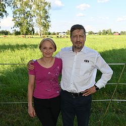 Maidontuottajat Hanna ja Antti Lintala