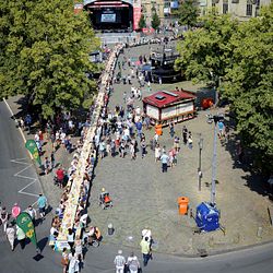 Längs über den Domplatz in Münster zieht sich der längste Picknicktisch der Welt. Insgesamt nahmen bis zum Mittag mindestens 1.600 Gäste daran Platz.
