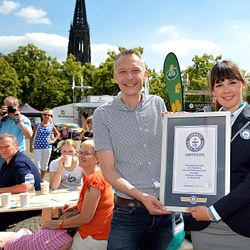 Lena Kuhlmann, Schiedsrichterin von GUINNESS WORLD RECORDS®  überreicht Tino Gottschalk, Geschäftsführer von Arla Foods Deutschland, die offizielle Urkunde. 