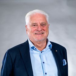 Nils Holmqvist (M)