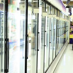 Køleskabe i supermarked