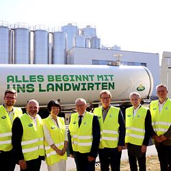Arla Werk Upahl_30 Jahre_Gruppenfoto.jpg