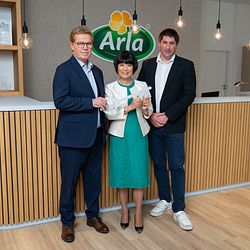 01_Arla_Symbolische Schlüsselübergabe im neuen Empfangsbereich.jpg
