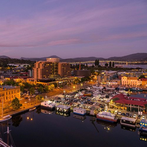 Hobart waterfront (Photo credit: Alistair Bett, https://www.hobarttravelcentre.com.au/image-credits)