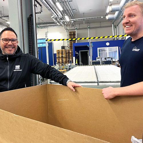Anders Bergkvist, vd på Sekretesso, uppskattar samarbetet med Sysav. Här tillsammans med Alexander Brannefalk, riskavfallsmottagare, på Protectormottagningen.
