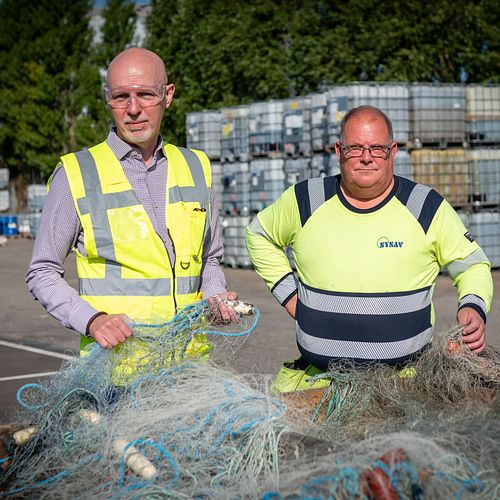 Sysavs medarbetare Kim Bodi och Nicklas Malmsten vid en av de tio pallarna fiskegarn som går till Ukraina 