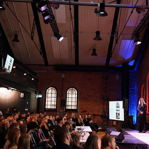 Studenter pitchar på scenen