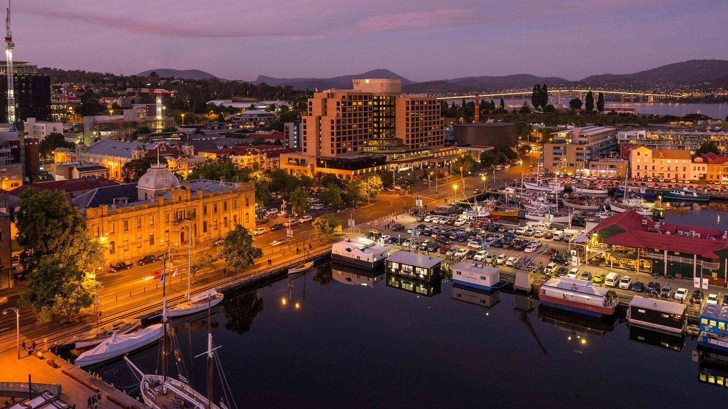 Hobart waterfront (Photo credit: Alistair Bett, https://www.hobarttravelcentre.com.au/image-credits)
