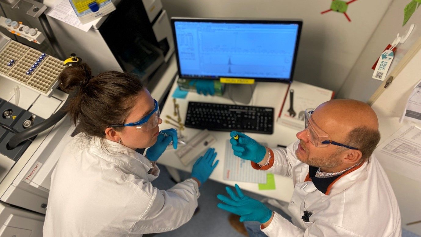 Fanny Hägg and Dr Vladimir Nikiforov discuss the analysis of anti-degradant mixture at NILU’s labs in Tromsø. Photo: Unni Mette Nordang / NILU – Norwegian Institute for Air Research
