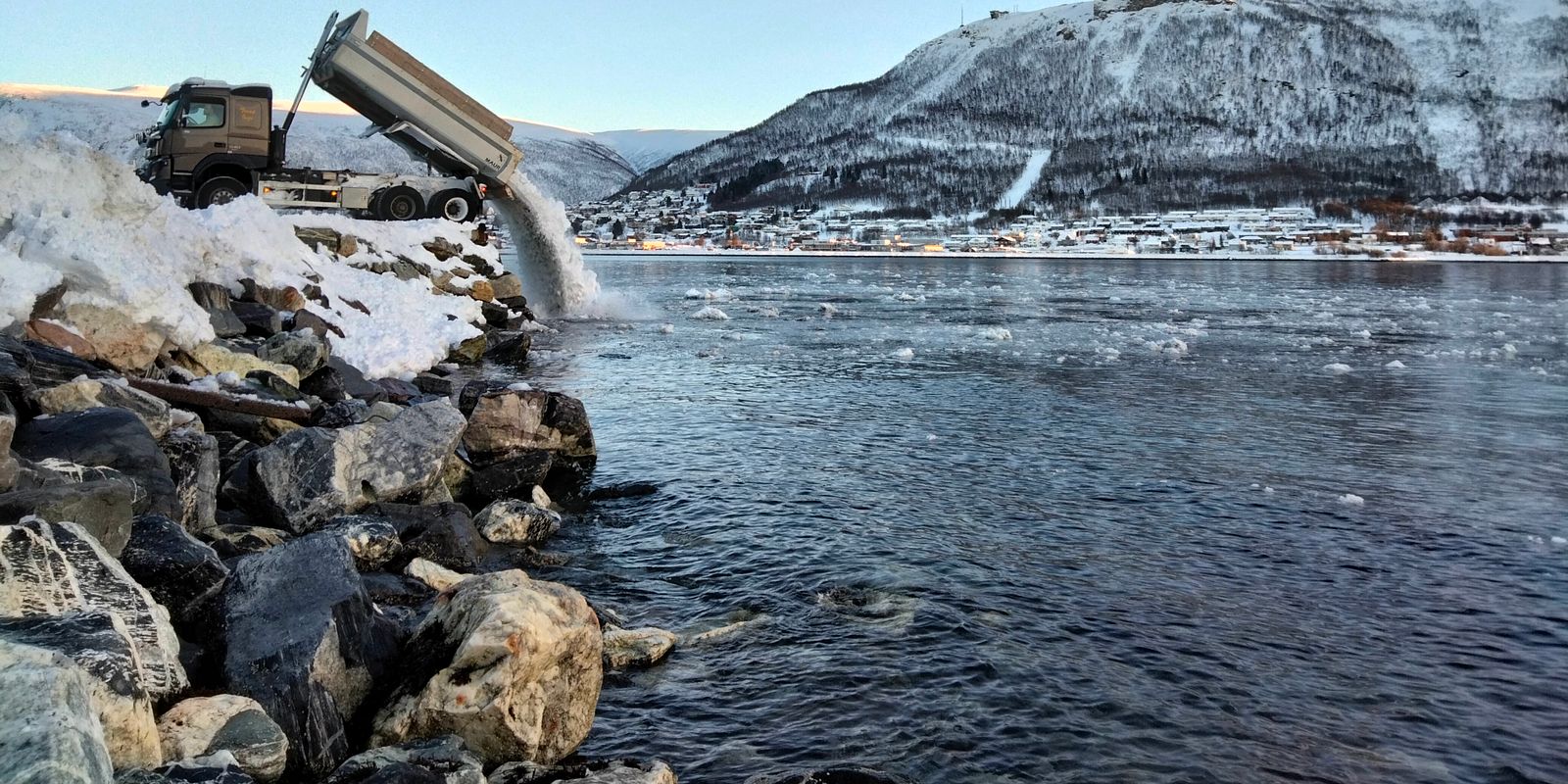 Snø deponeres i sjøen utenfor Tromsø. (Foto: Cleo Lisa Davie-Martin/NILU)