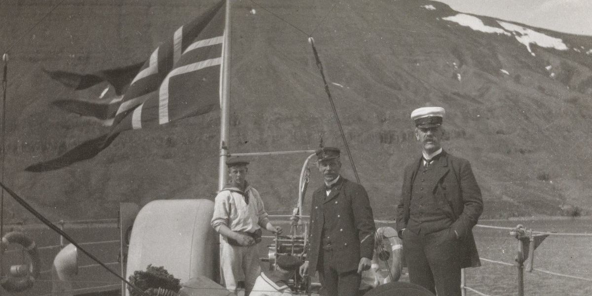 Fridtjof Nansen (til høyre) og båtsmann Nikolai Adolf Nielsen om bord i marineskipet Frithjof i Seydis (Foto: Nasjonalbiblioteket, Public domain, via Wikimedia Commons)