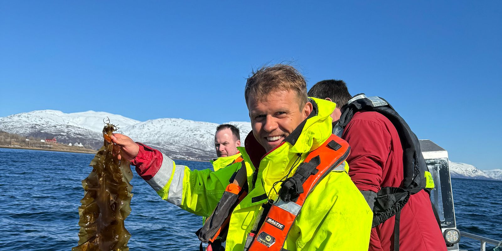 Forskningsassistent Laurids Enevoldsen ved Akvaplan-niva sin FoU lokalitet for oppdrett utenfor vår forskningsstasjon (Foto: Oceanfood).