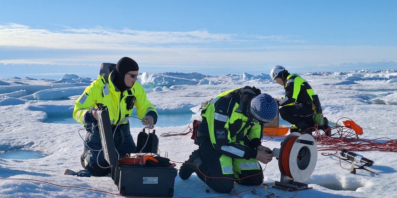 Achim Randelhoff (Akvaplan-niva) og Morven Muilwijk (Norsk Polarinsitutt) gjennomfører turbulens målinger (Foto: Eva Leu/Akvaplan-niva).