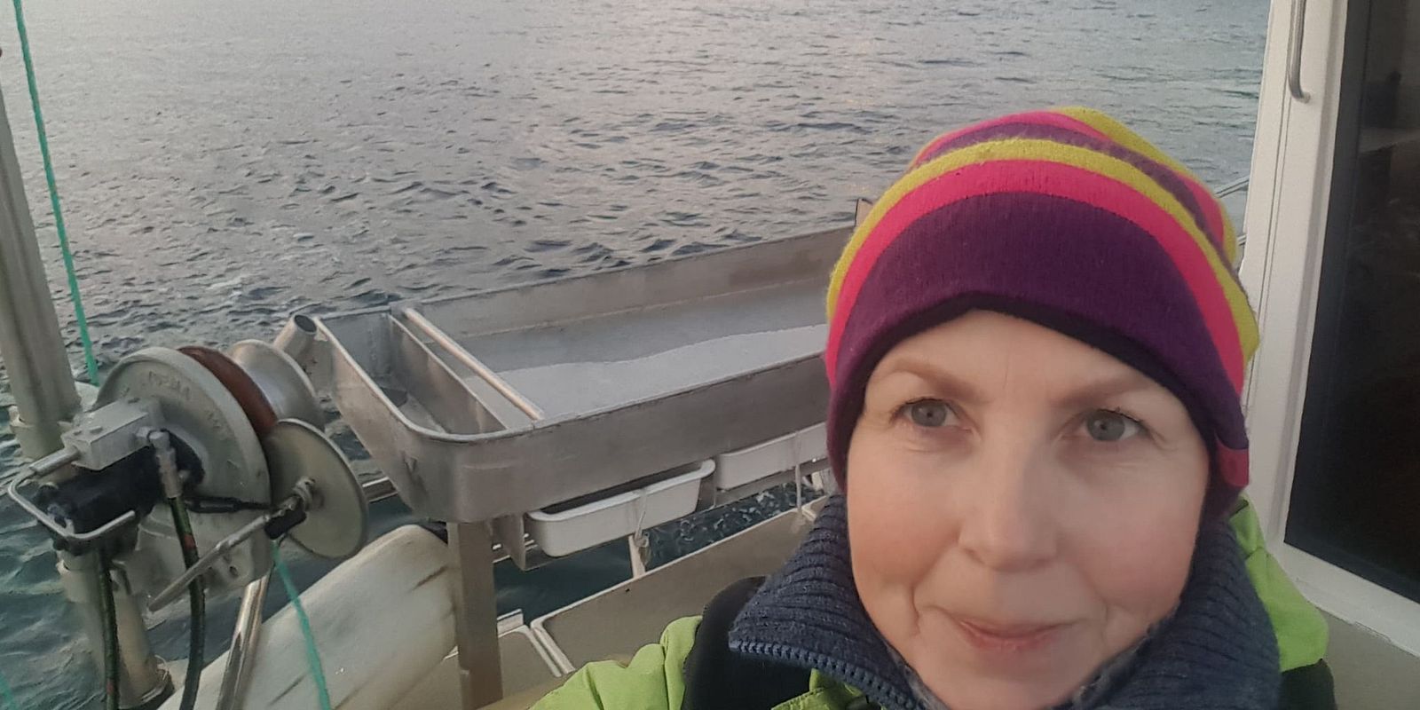 Vera Remen (Akvaplan-niva) foran Havfarm I, "Jostein Albert"
