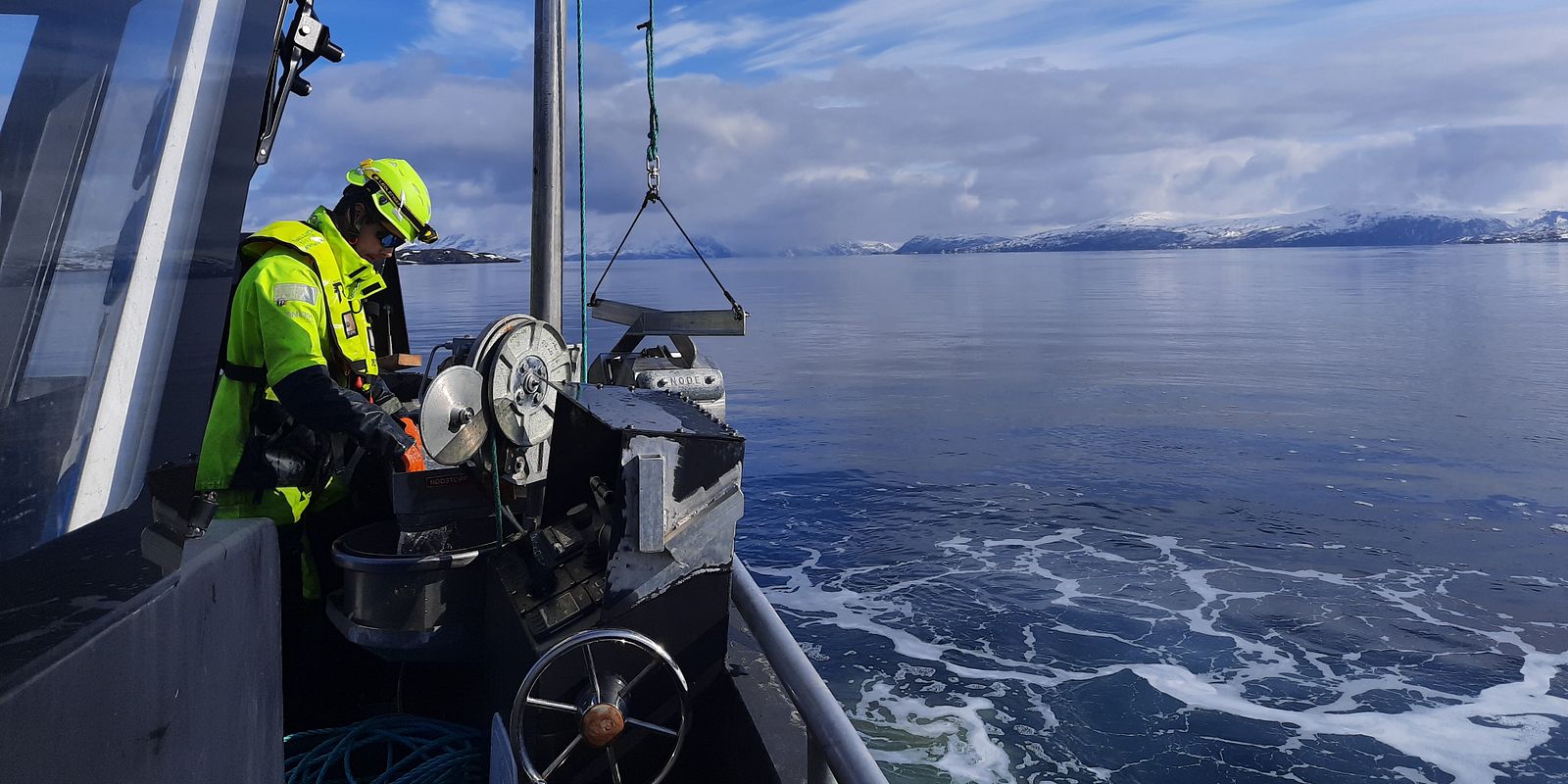 Prøvetaking med vår feltbåt MS Louise