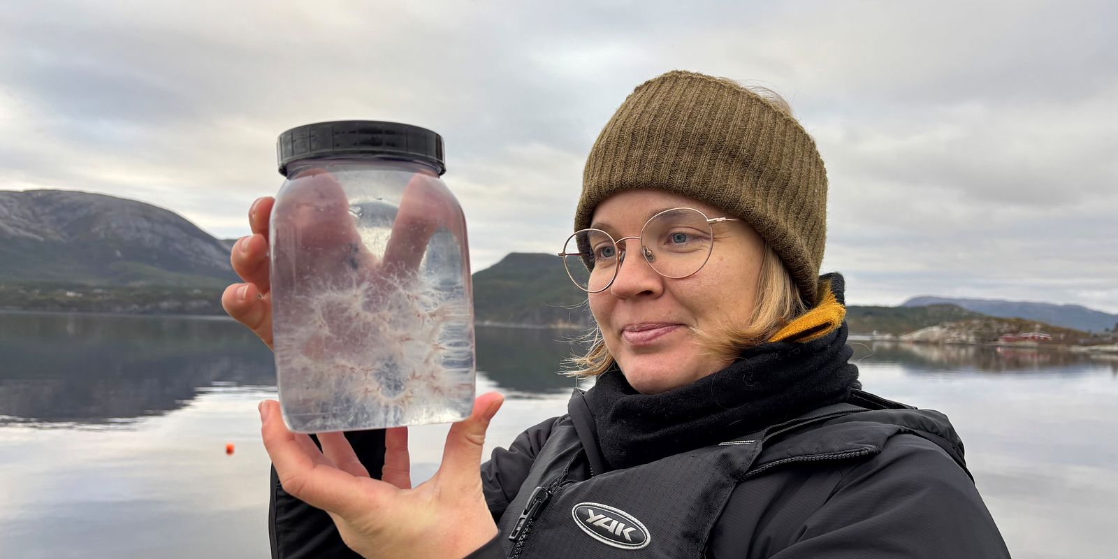 Sanna Majaneva fra Akvaplan-niva med prøver av perlesnormanet (Foto: Ragnhild Pettersen/Akvaplan-niva).