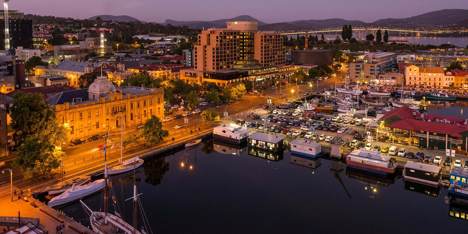 Hobart waterfront (Photo credit: Alistair Bett, https://www.hobarttravelcentre.com.au/image-credits)