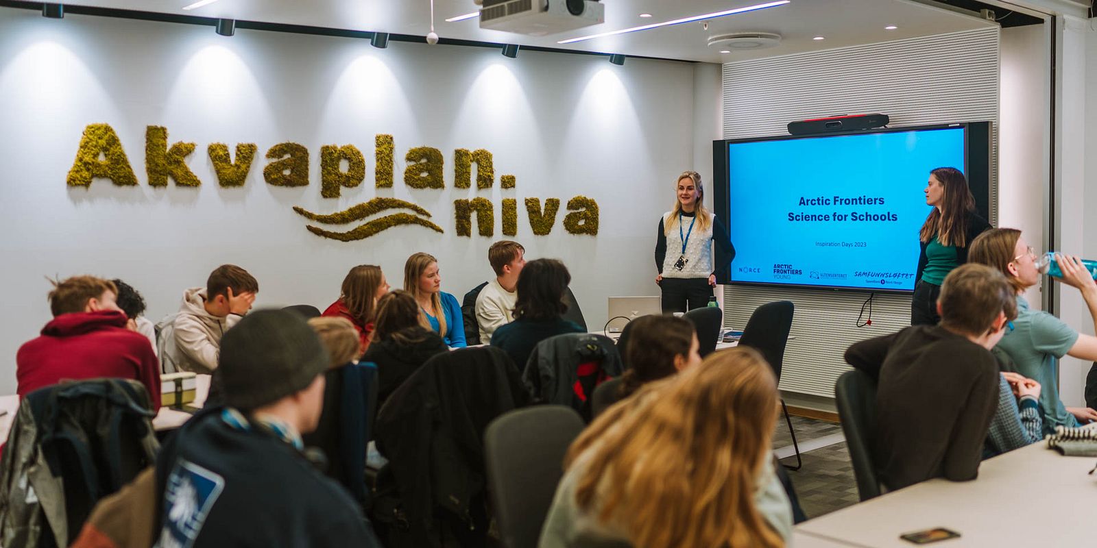 Ingvild Utengen talks about her career path and work at Akvaplan-niva at Arctic Frontiers Science for Schools event (Photo: Arctic Frontiers)