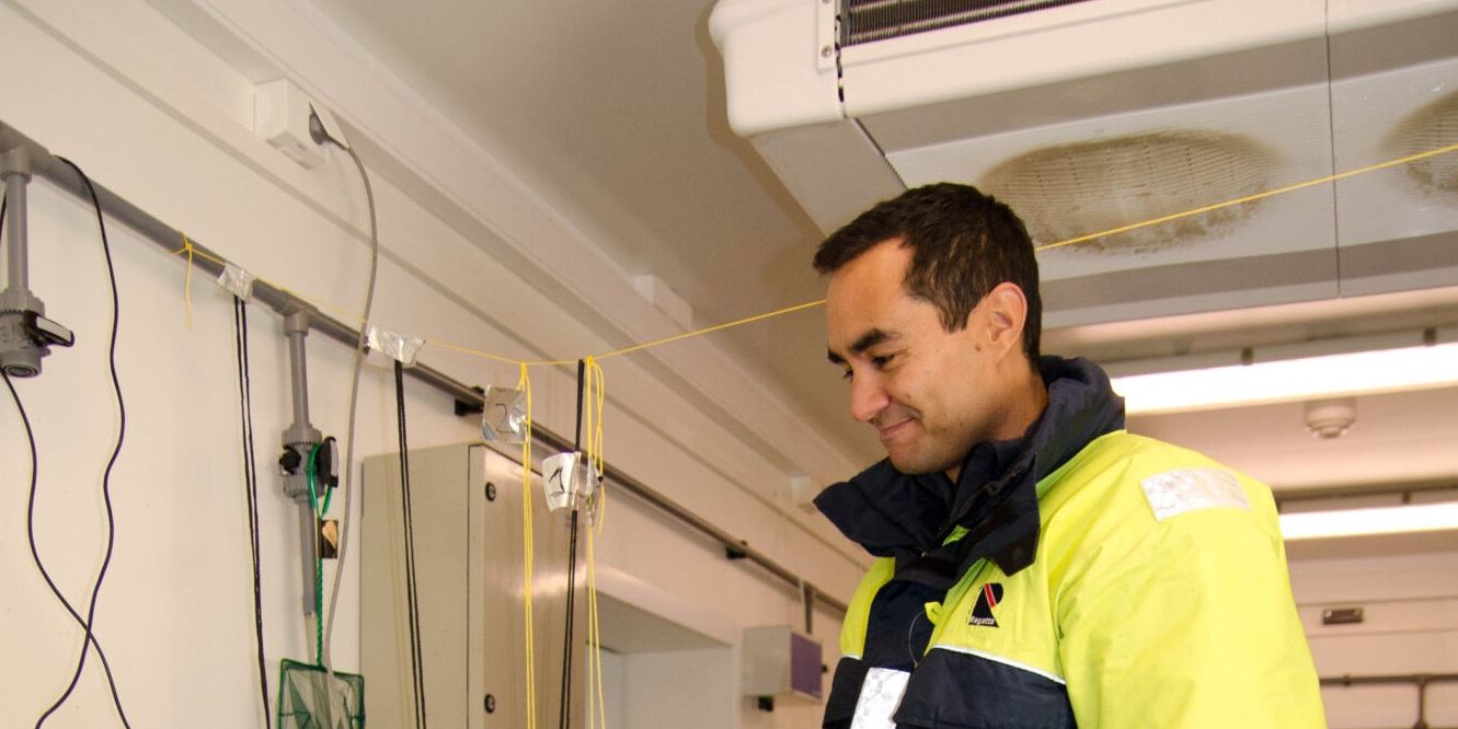 Hector Andrade preparing an exposure experiment to test the biosensor (Photo: Lionel Camus)