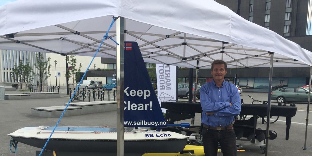 Direktør Dahle ved dronen Sailbuoy produsert av Offshore Sensing (seminar i Bodø, September 2017). (Foto: Magnus Aune, Akvaplan-niva)