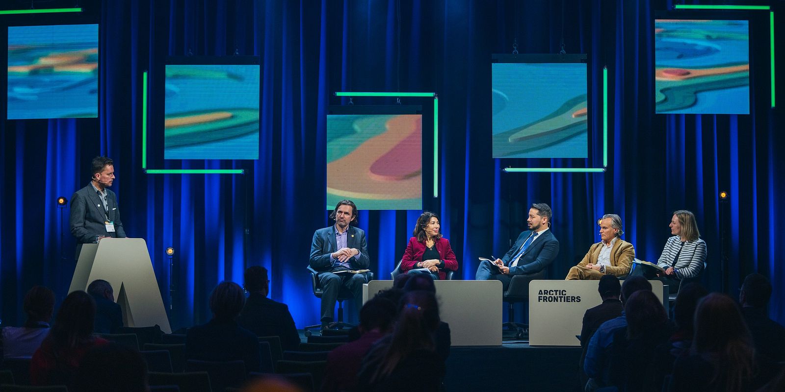 From left to right, moderator Tor Eldevik (UiB) and panellists Endre Tvinnereim (UiB), Claude Véron-Réville (EU), Kai Simon Eikli Yuen (Arctic Economic Council), Eirik Frantzen (Nordkraft), and Hilde Røed (Equinor). (Photo: David Jensen @jensenmedia)
