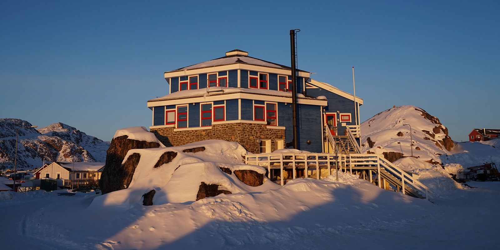 The blue building at the top of the hill: Arctic DTU Sisimiut – Ilinniarfeqarfik Sisimiut. Photo: Technical University of Denmark