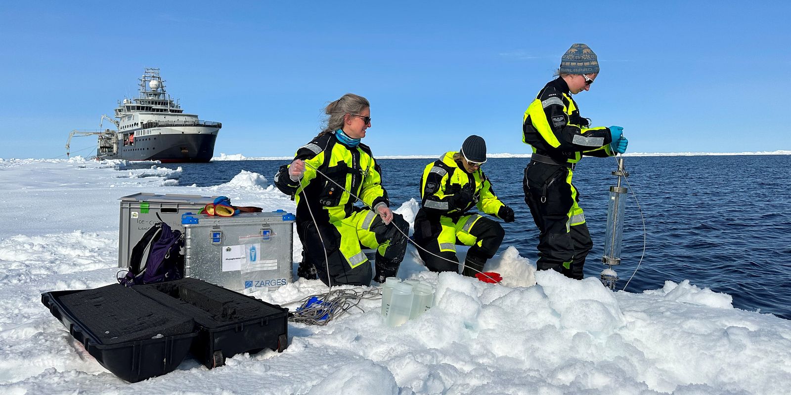 From left to right: Eva Leu (Akvaplan-niva), Oda Siebke Løge (NILU) and Megan Lenss (Polar Institute). (Photo: Ann Kristin Balto/Norwegian Polar Institute)