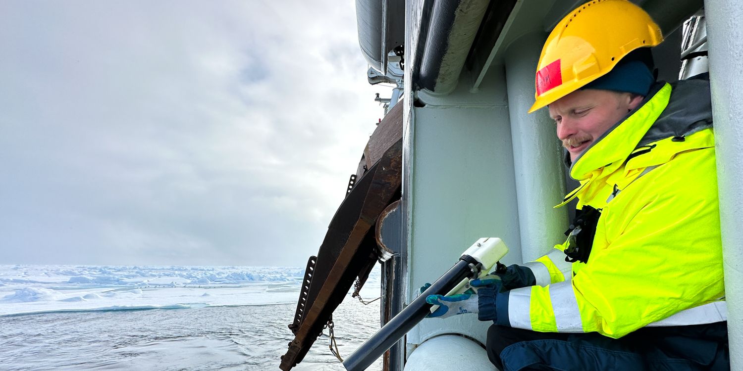 Achim Randelhoff (Akvaplan-niva) foretar havmålinger med X-CTDen fra akterdekk av RV Kronprins Haakon uten at skipet må stoppe opp. Dataene vil gi kunnskap om hva slags miljø fisk og plankton lever i (Foto: Trine Lise Sviggum Helgerud, NPI)