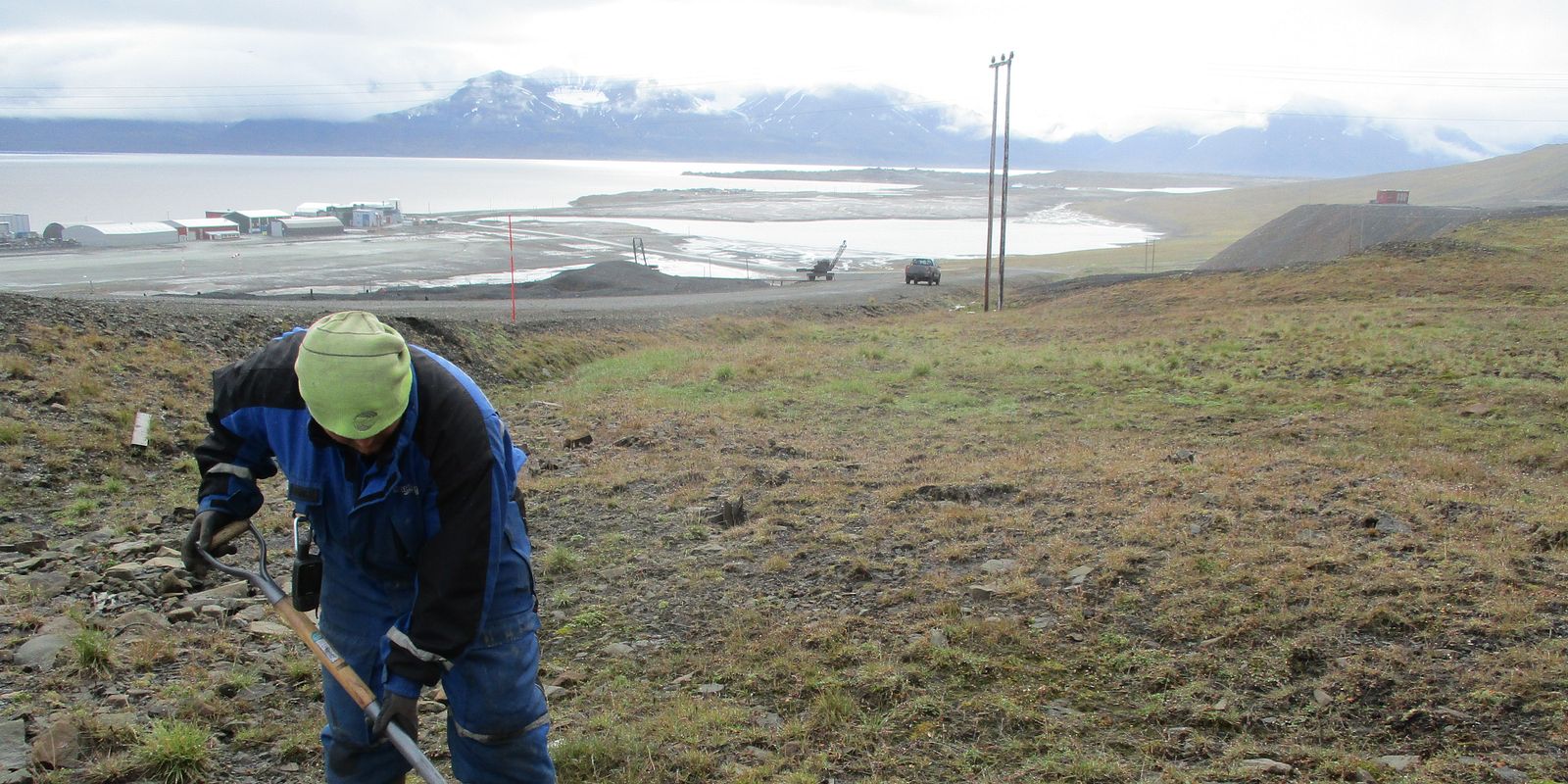 Cleaning up in Svea (Photo: Akvaplan-niva). 