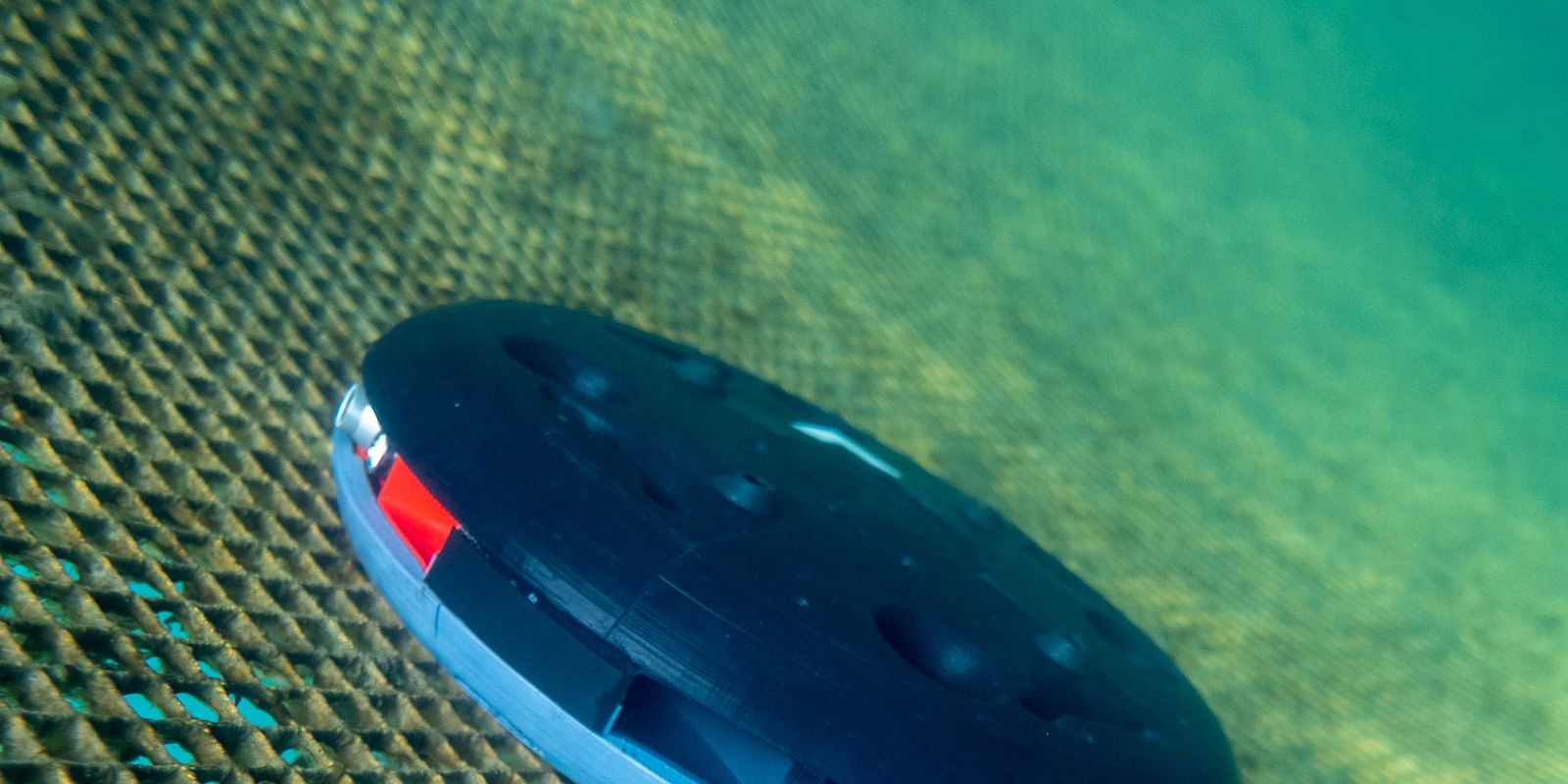 Probotic robot cleaning nets in fish farm (Photo: Probotic).
