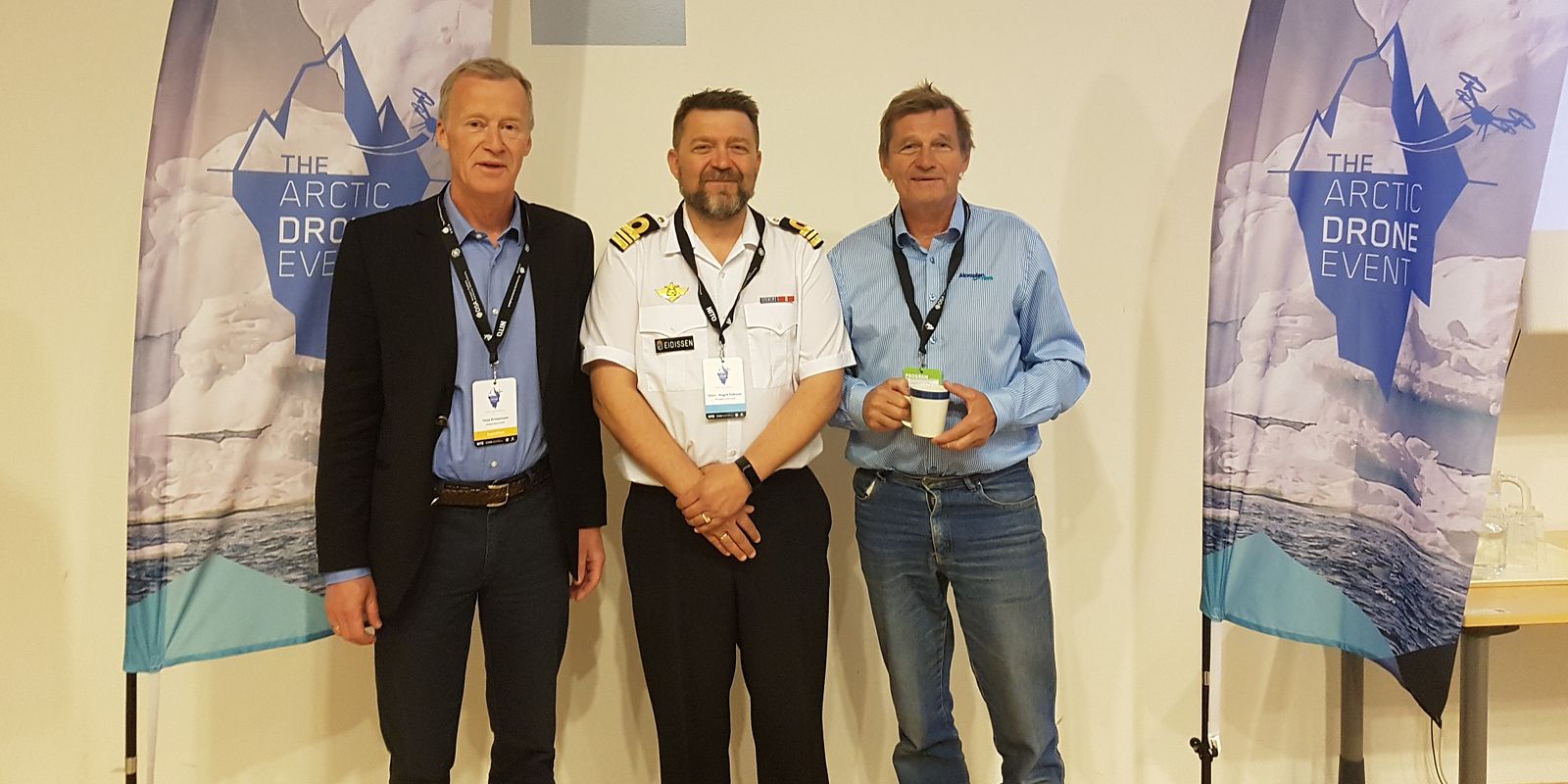 Fra venstre: Terje Kristensen (Direktør UAV Andøya Space Center), Kapteinløytnant Stein Magne Eidissen (Kystvakta), Salve Dahle (Direktør Akvaplan-niva). Foto: Akvaplan-niva/Trude Borch