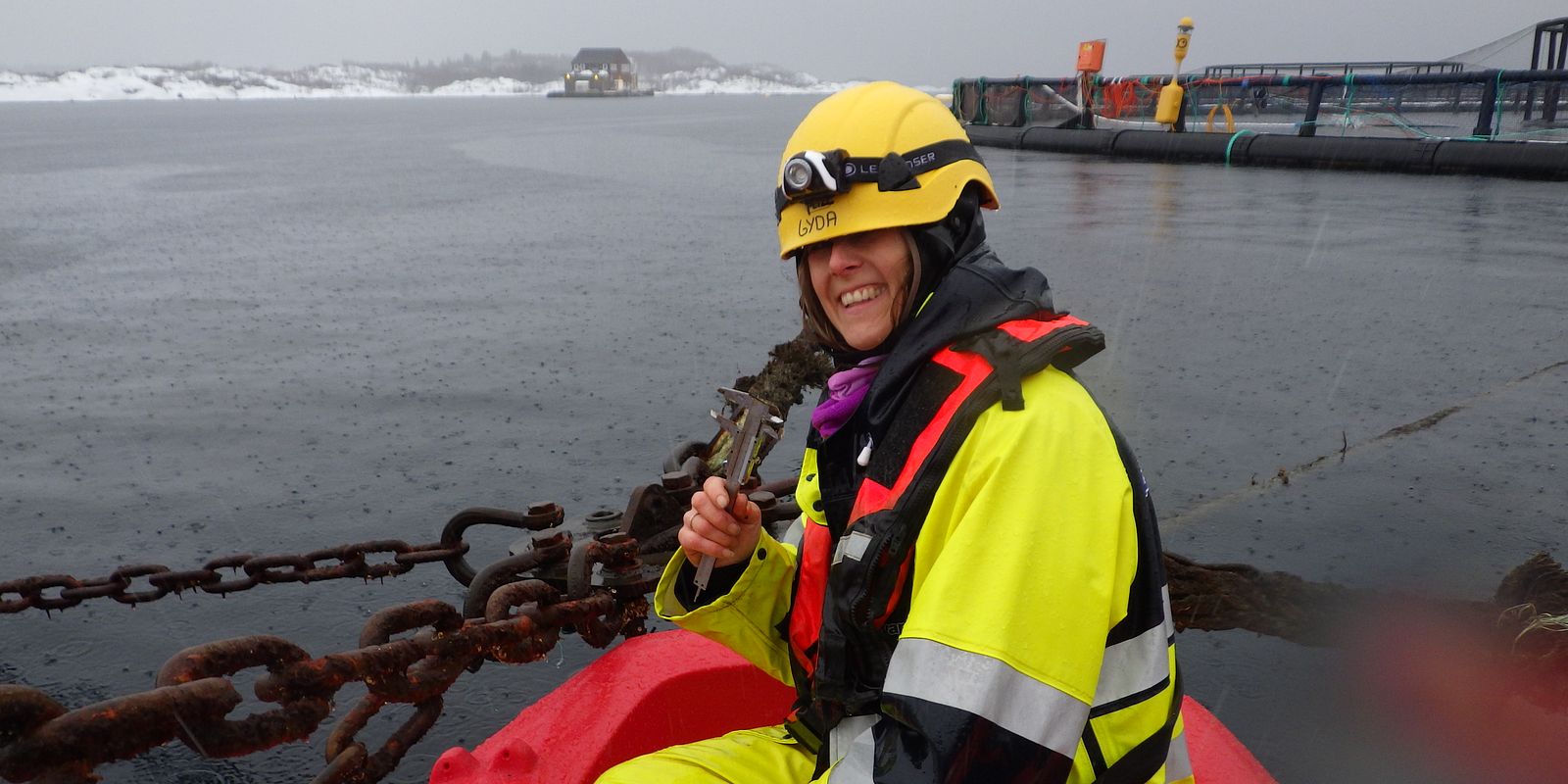 Gyda Wuttudal Lorås fra Akvaplan-niva med hjelmen på snei i ruskeværet.