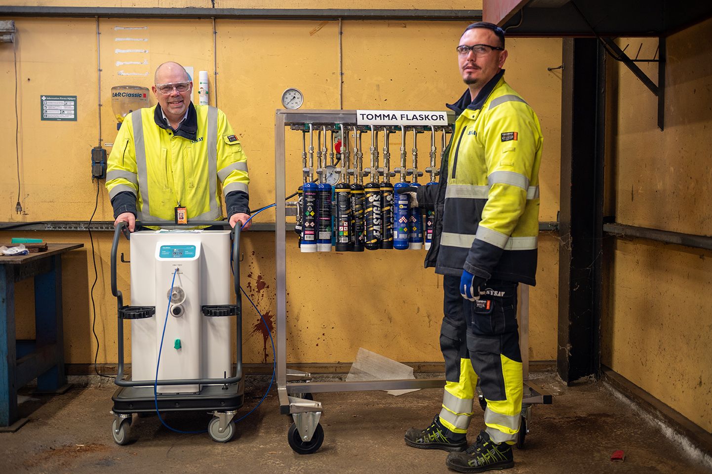 Per Malmquist, specialist farligt avfall, och Shkodran Izmaku, driftchef, vid den nya lustgasmaskinen