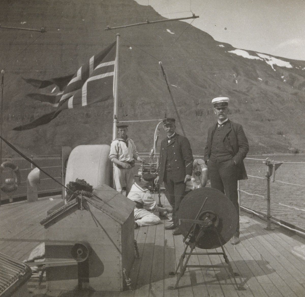 Fridtjof Nansen (til høyre) og båtsmann Nikolai Adolf Nielsen om bord i marineskipet Frithjof i Seydis.jpg