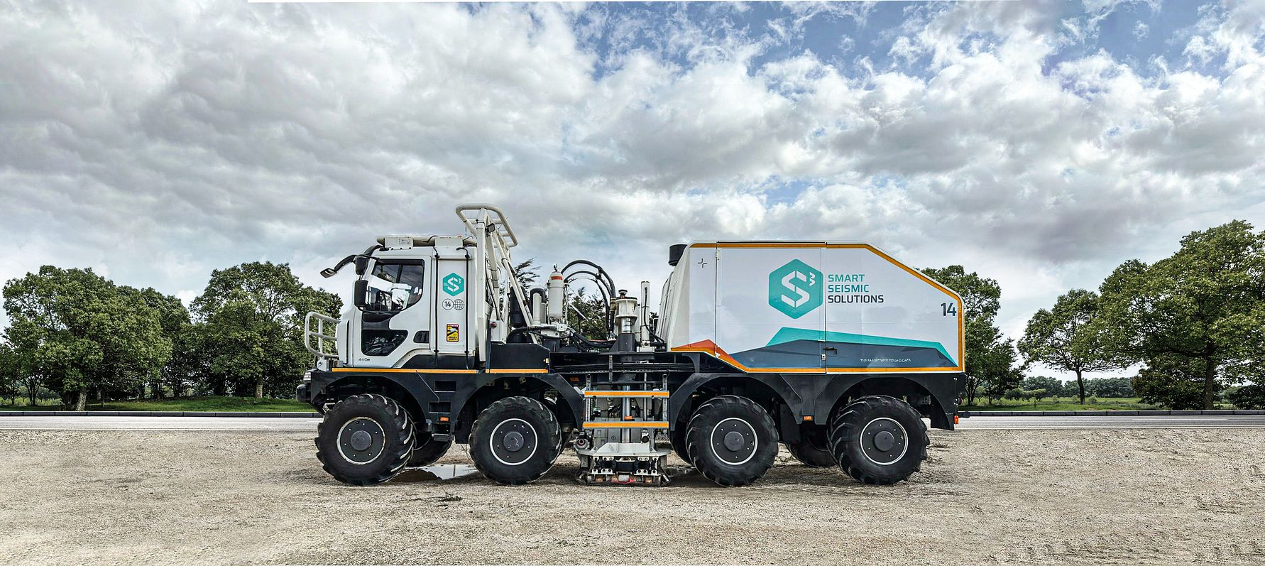 Det er en af disse vibrationslastbiler fra Smart Seismic Solutions, som Sydlollands beboere kommer til at møde i februar måned, 2025, når CarbonCuts med Projekt Ruby udfører 3D seismiske undersøgelser.