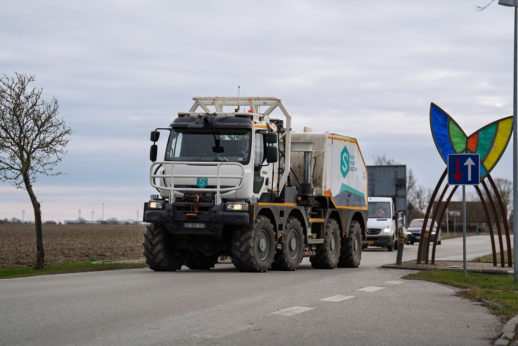 Foto: Danmarks hidtil største 3D-seismiske på land er veloverstået. Vibrationslastbiler som denne kortlagde et område på cirka 220 km2 på Sydlolland i løbet af februar måned. 