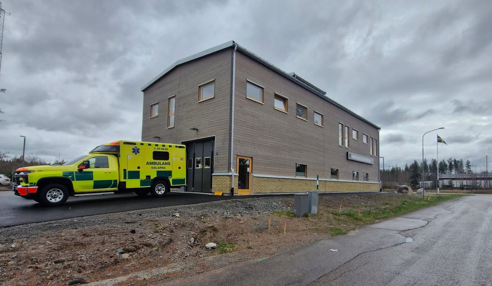 Ambulans står parkerad utanför Vansbros nya ambulansstation.