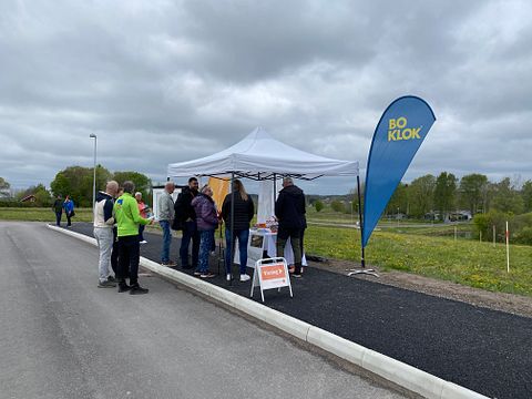 Premiärvisning för BoKlok Klövern lockade nyfikna besökare till tomten i Gråbo