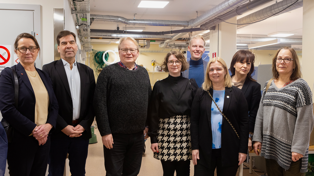 Syntolkning: Anna Thörn, regiondirektör, Christer Carlsson (M), Peter Hultqvist (S), Elin Norén, ordförande regionstyrelsen (S), Mathias Bengtsson (KD), Malin Höglund (M), Ulrika Liljeberg (C) och Kajsa Fredholm (V)