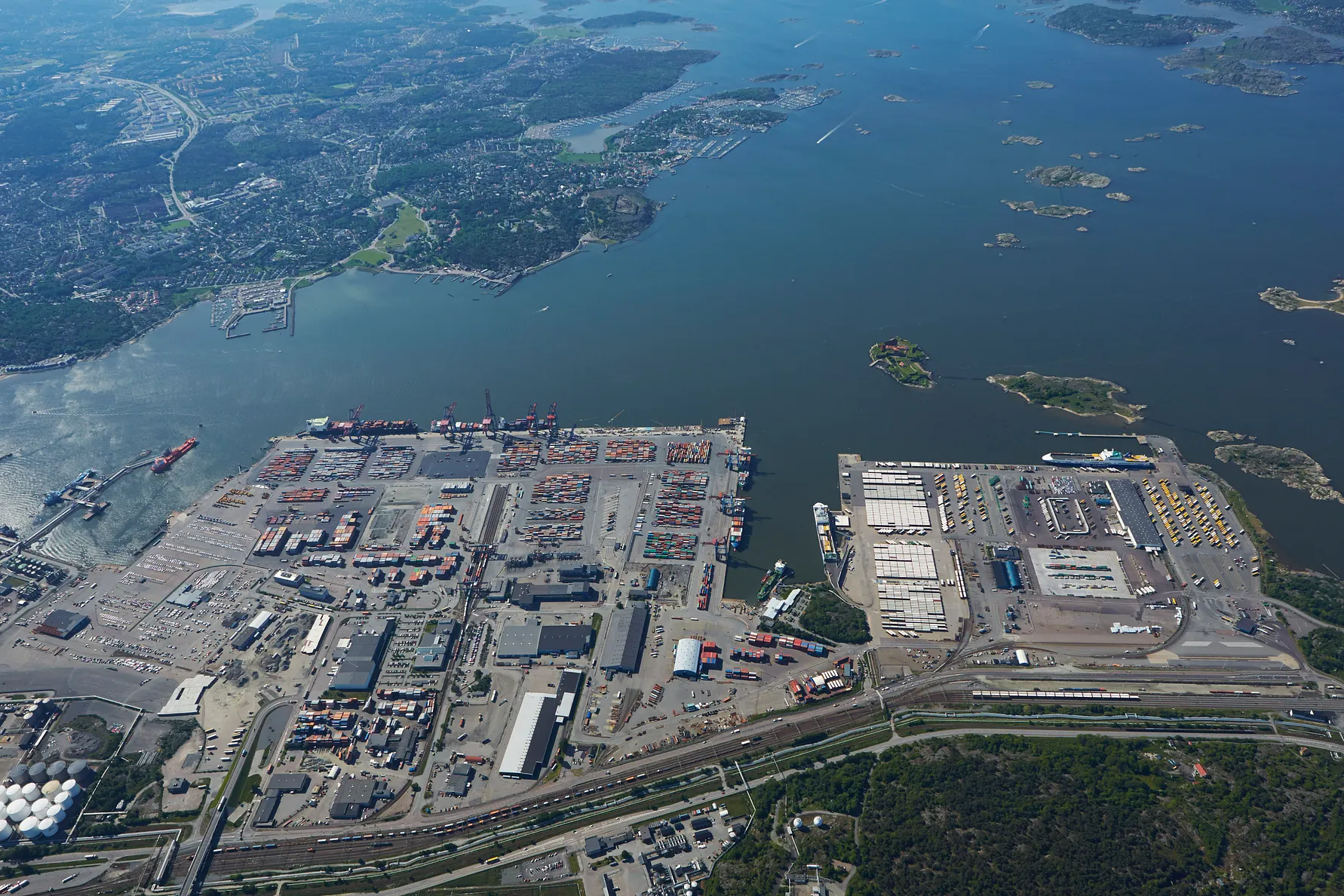 En vanlig vardag trafikeras terminalen av tolv tåg samt 200 lastbilar. Nu står det klart att godsterminalen flyttar ut till hamnen.