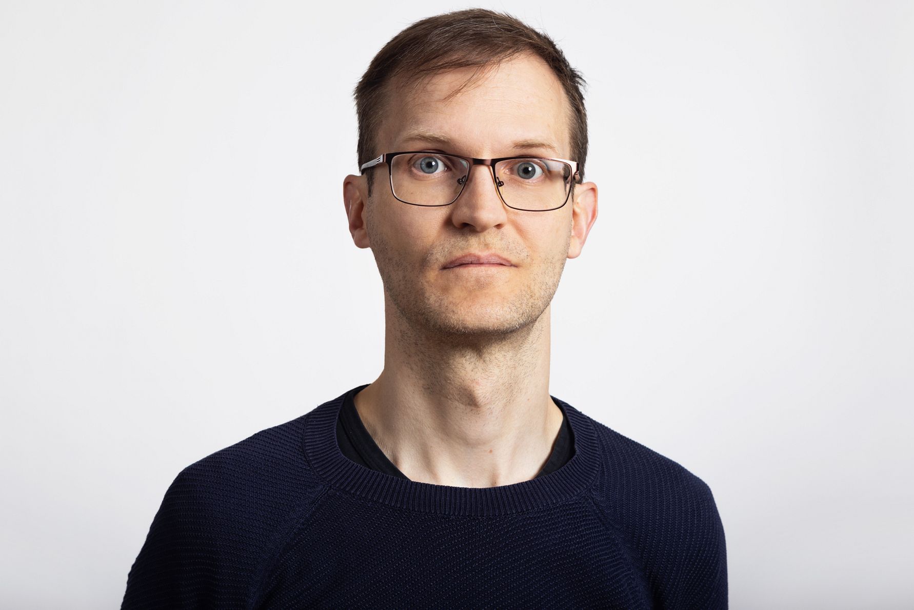 Syntolkning: Fredrik Rücker