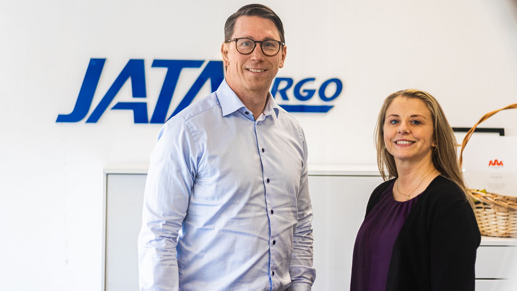Fredrik Persson, vd och Jessica Wulff, ekonomi-/HR-ansvarig på JATA Cargo