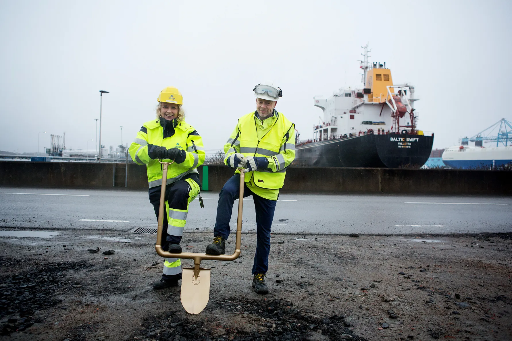 Jill Söderwall from the Port of Gothenburg and Johan Zettergren from Swedegas broke ground for the new plant, which will be a big boost for the Port of Gothenburg’s LNG offer. Photo: Swedegas.