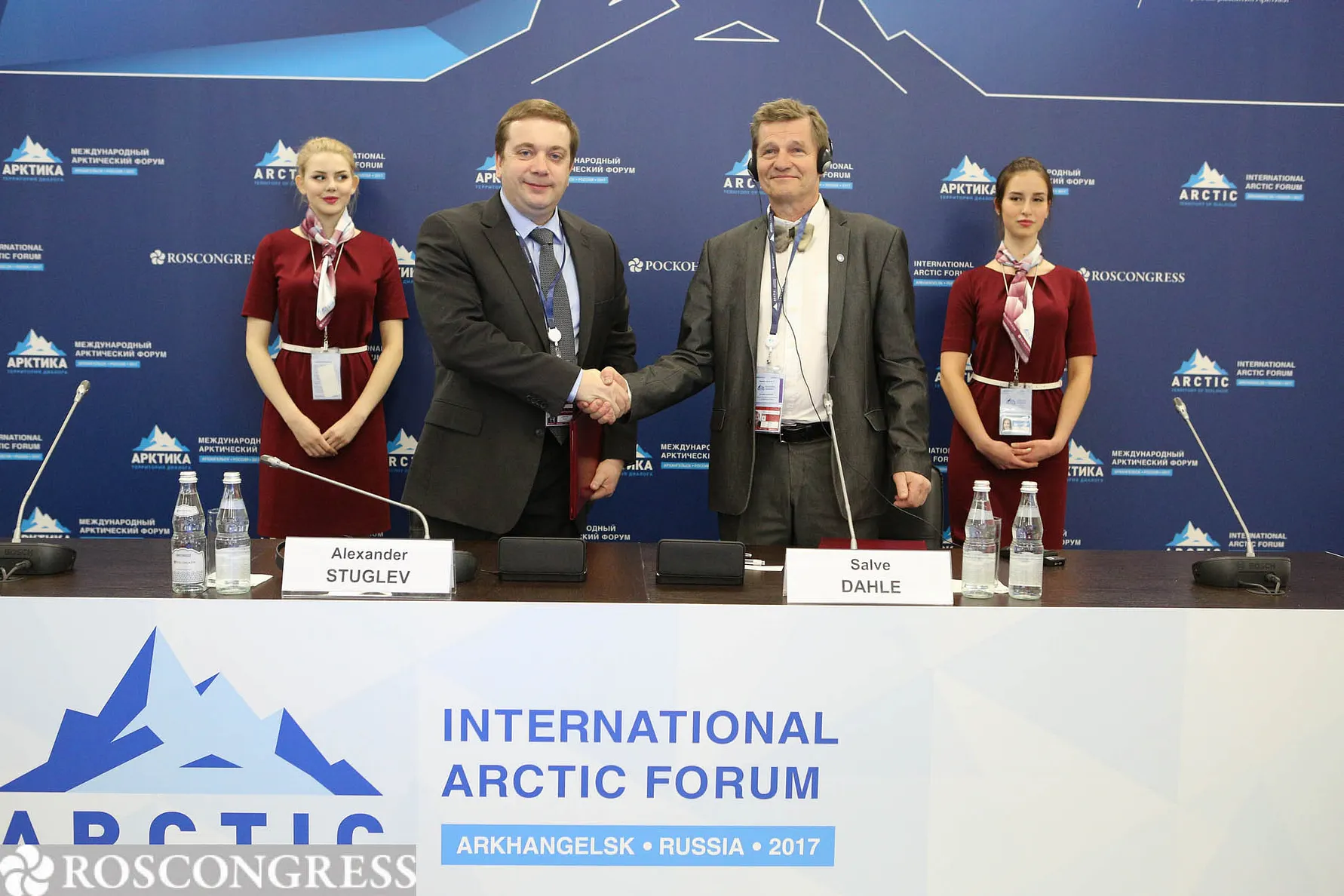 From left: Alexander Struglev (Roscongress) and Salve Dahle (Akvaplan-niva) (Photo Cred. Rosgoncress).