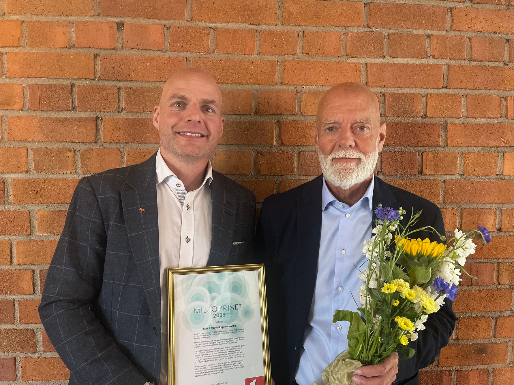 Martin Ekberg, förvaltningschef Regionservice, och Anders Eriksson, processägare för kost och måltid, tar emot Region Dalarnas miljöpris 2025.