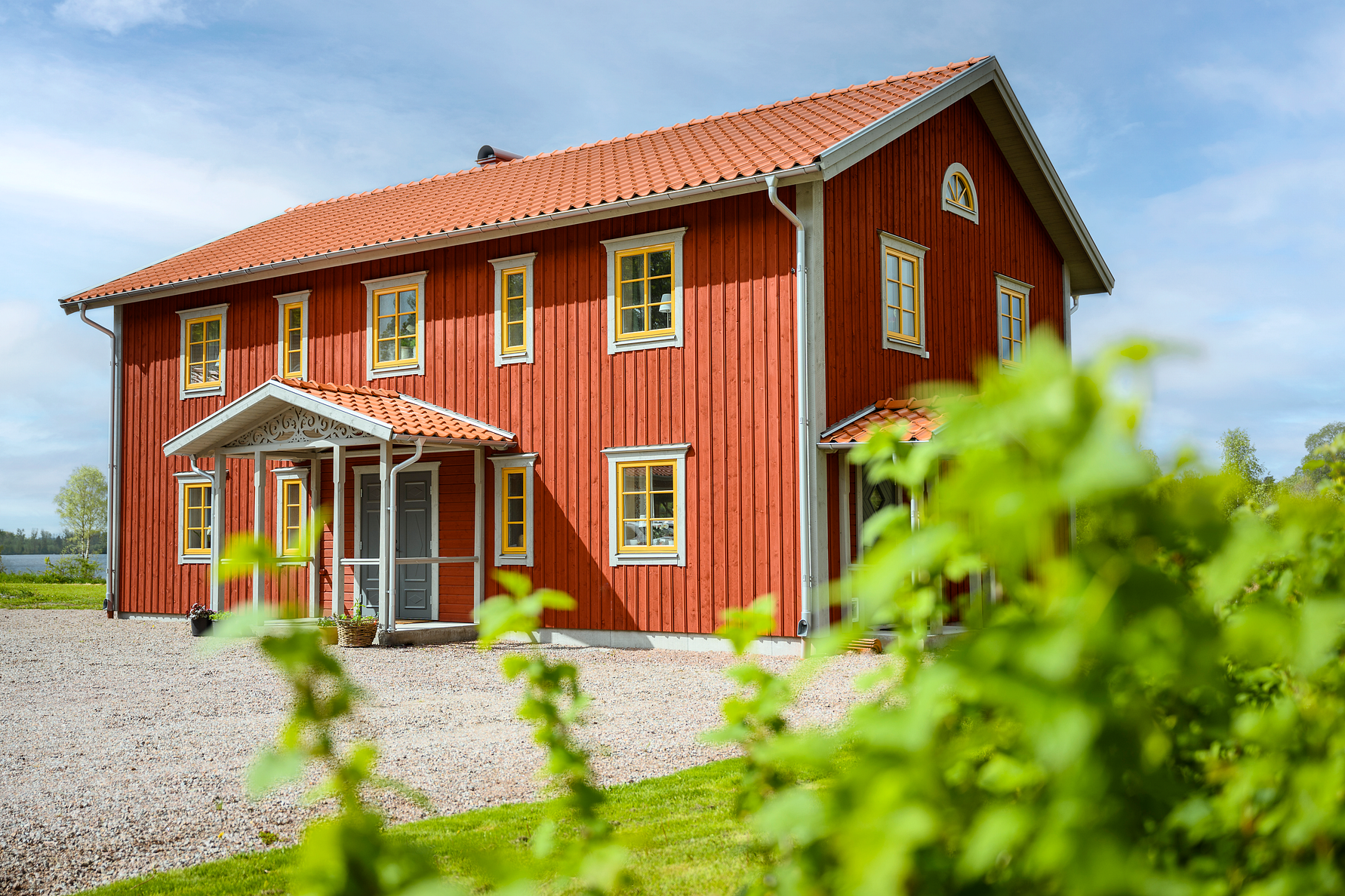 Huset i Tolg ger känslan av ett äldre hus men med alla praktiska och moderna funktioner som en barnfamilj önskar.